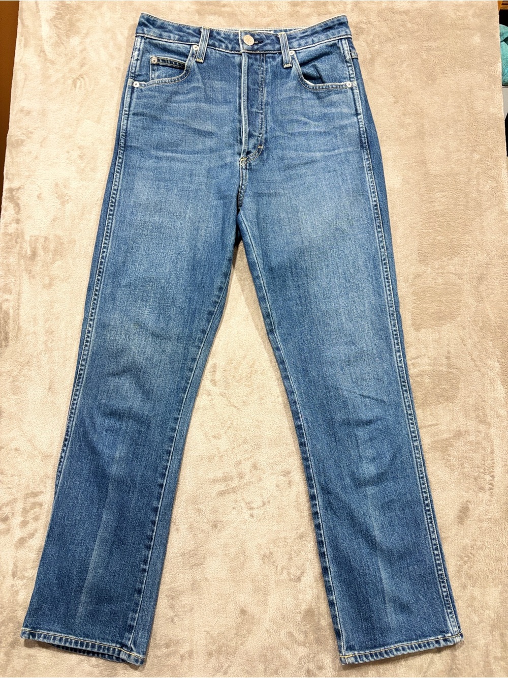 AMO Women’s Chloe crop in dk vintage. High-rise design, straight-leg jeans.